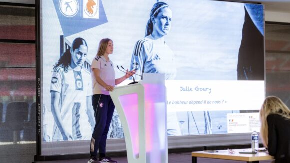 Julie Goury, jeune gardienne d'OL Lyonnes lors du concours d'éloquence