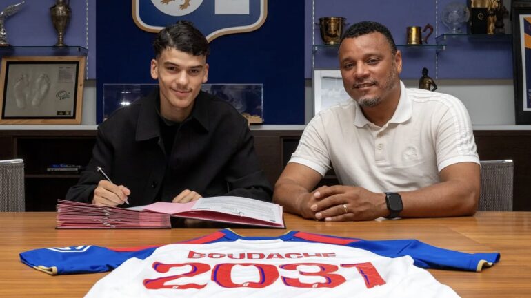 Kaïl Boudache à sa signature à l'OL avec Matthieu Louis-Jean