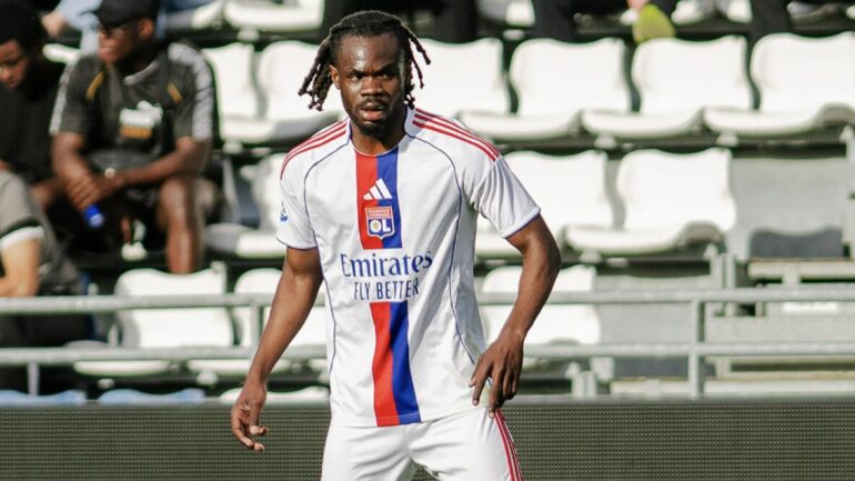 Prince Mbatshi, défenseur de la réserve de l'OL