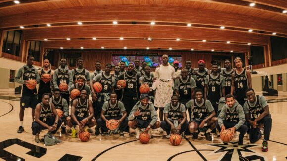 Moussa Niakhaté et les joueurs du Sénégal sur les installations des San Antonio Spurs