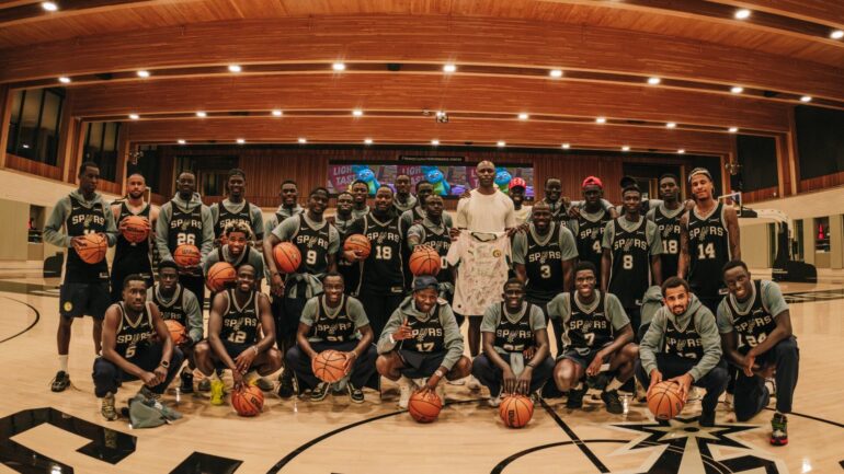 Moussa Niakhaté et les joueurs du Sénégal sur les installations des San Antonio Spurs