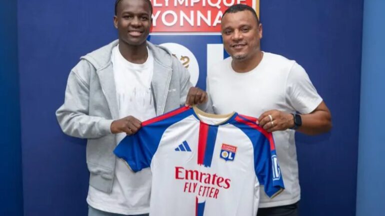 Cluver Sambi Mbungu à sa signature à l'OL avec Matthieu Louis-Jean