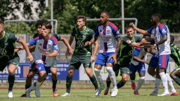 Rémi Himbert, Corentin Tolisso et Ainsley Maitland-Niles (OL) contre Wolfsburg