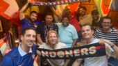 Pierre Sage avec le groupe de supporters de l'OL à Londres, les Lyondoners
