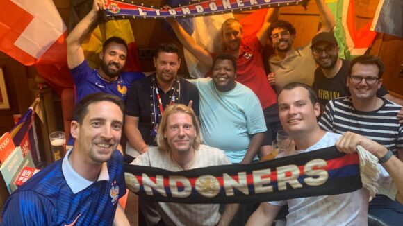 Pierre Sage avec le groupe de supporters de l'OL à Londres, les Lyondoners