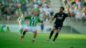 Ruben Kluivert face à Pablo Garcia lors de Real Betis - OL