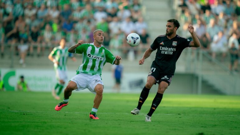 Ruben Kluivert face à Pablo Garcia lors de Real Betis - OL