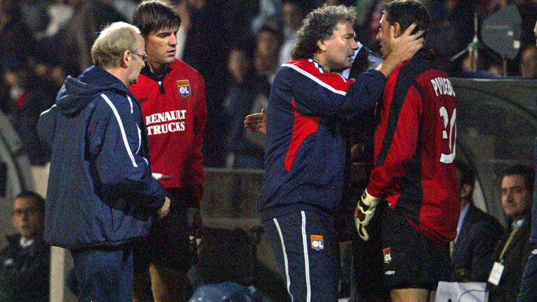 Le gardien de but de l'OL Grégory Coupet (2eG) est remplacé par son coéquipier Nicolas Puydebois (D), le 03 novembre 2004 au stade Gerland