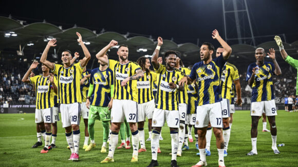 Les joueurs de Fenerbahçe fêtant leur qualification