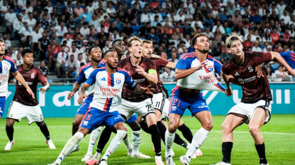 Corentin Tolisso et Ruben Kluivert sur un corner lors d'OL - Sparta Prague
