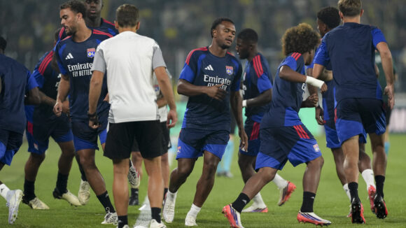 Loïs Openda et les joueurs de l'OL à l'échauffement