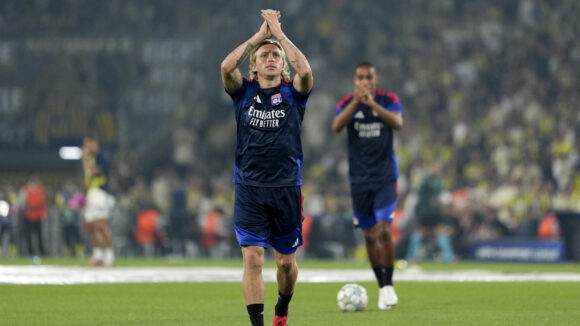 Mads Bidstrup saluant les supporters de l'OL à Istanbul