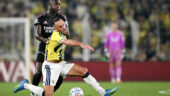 Moussa Niakhate (OL) au duel avec Vedat Muriqi (Fenerbahçe)
