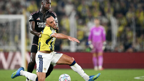 Moussa Niakhate (OL) au duel avec Vedat Muriqi (Fenerbahçe)