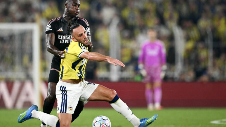 Moussa Niakhate (OL) au duel avec Vedat Muriqi (Fenerbahçe)