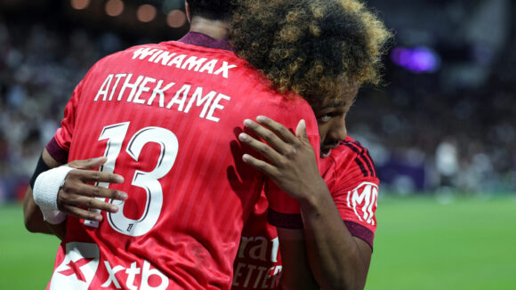 Malick Fofana félicité par Zachary Athekame lors de Toulouse - OL
