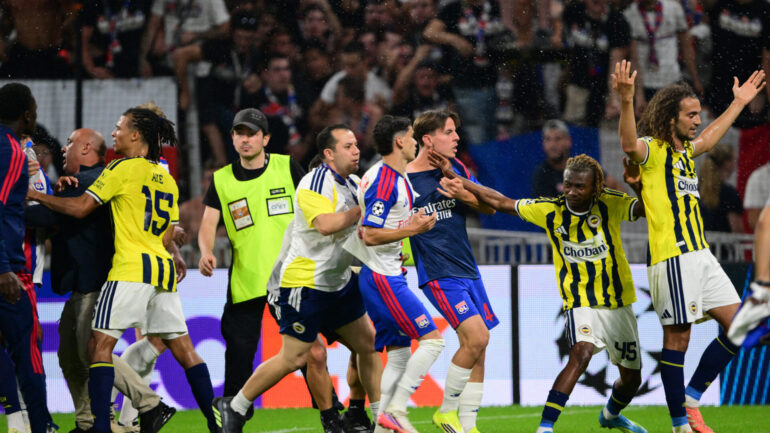 Echauffourée à la fin du match entre l'OL et Fenerbahçe