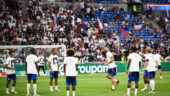 Les joueurs de l'OL portant un tee-shirt hommage à Bryan Bergougnoux