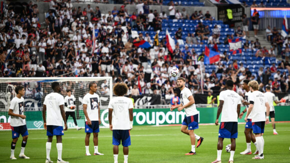 Les joueurs de l'OL portant un tee-shirt hommage à Bryan Bergougnoux