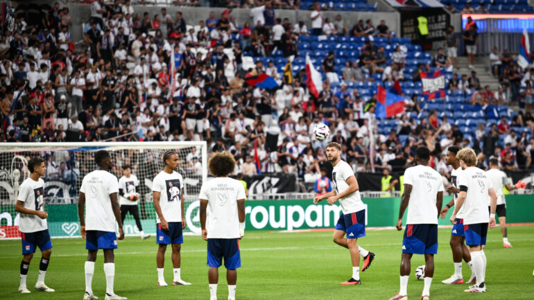 Les joueurs de l'OL portant un tee-shirt hommage à Bryan Bergougnoux