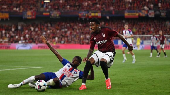 Clinton Mata face à John Mercado lors de Sparta Prague - OL