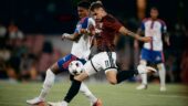 Matěj Ryneš face à Abner lors de Sparta Prague - OL