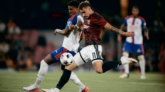 Matěj Ryneš face à Abner lors de Sparta Prague - OL