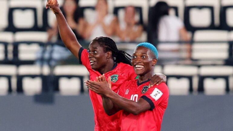 Tabitha Chawinga avec sa soeur Temwa lors de Malawi - Ghana
