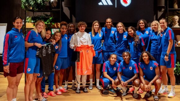 Kimi Antonelli entouré des joueuses d'OL Lyonnes