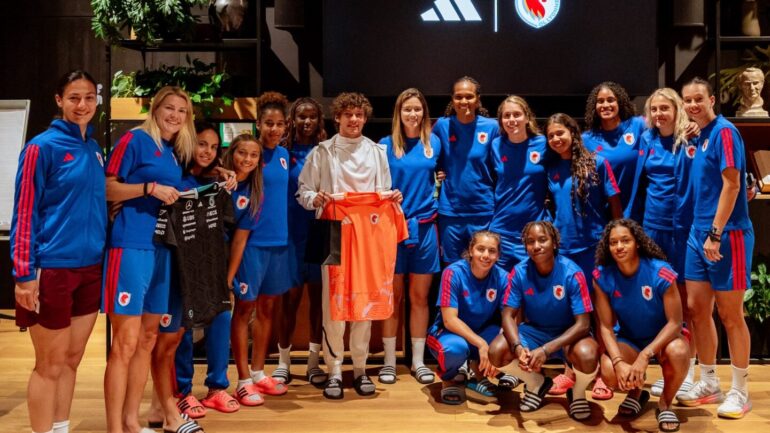 Kimi Antonelli entouré des joueuses d'OL Lyonnes
