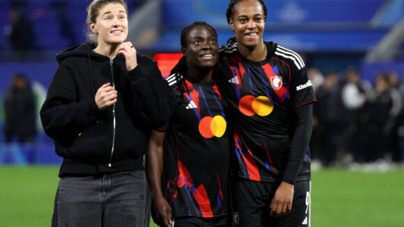 Marie-Antoinette Katoto avec Tabitha Chawinga et Teagan Micah (OL Lyonnes)