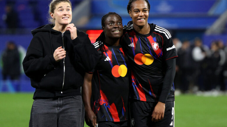 Marie-Antoinette Katoto avec Tabitha Chawinga et Teagan Micah (OL Lyonnes)