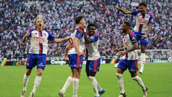 Les joueurs de l'OL félicitent Felix Bacher, buteur contre Auxerre