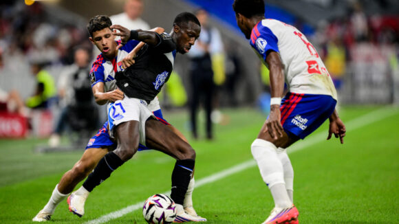 Khalis Merah (OL) face à Lamine Sy (Auxerre)