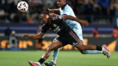 Samir Chergui (Paris FC) face à Loïs Openda (OL)