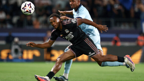 Samir Chergui (Paris FC) face à Loïs Openda (OL)