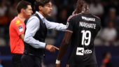 Paulo Fonseca en discussions avec Moussa Niakhaté lors de Paris FC - OL