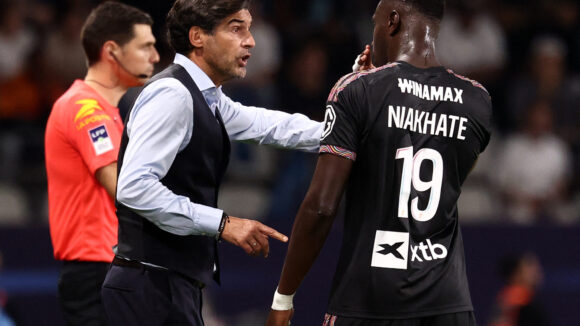 Paulo Fonseca en discussions avec Moussa Niakhaté lors de Paris FC - OL