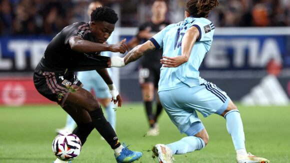 Ernest Nuamah (OL) face à Luca Koleosho (Paris FC)
