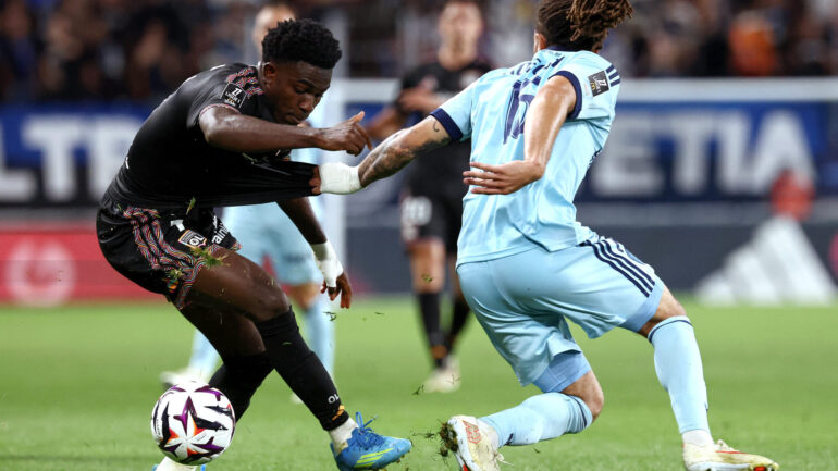 Ernest Nuamah (OL) face à Luca Koleosho (Paris FC)