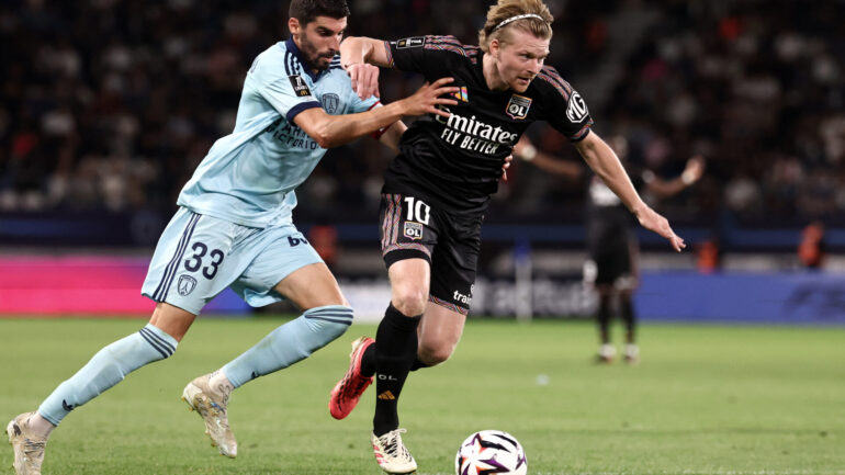 Pavel Šulc (OL) face à Pierre Lees Melou (Paris FC)