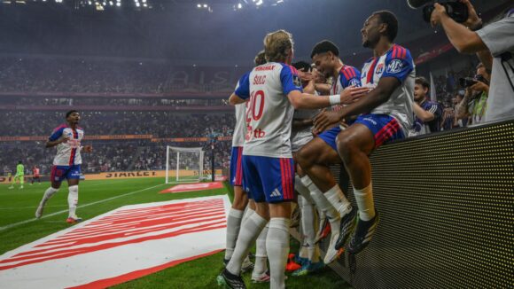 Les joueurs de l'OL célèbrent un but contre Rennes.