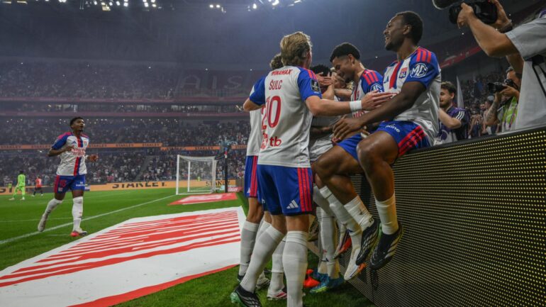 Les joueurs de l'OL célèbrent un but contre Rennes.