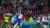 Les joueurs de l'OL célèbrent un but contre Rennes.