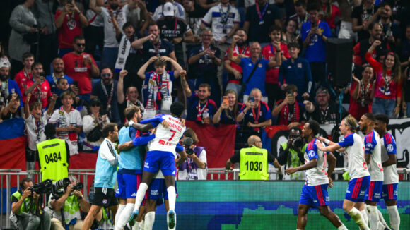 Les joueurs de l'OL célèbrent un but contre Rennes.