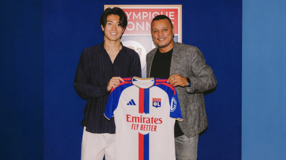 Keito Nakamura avec Matthieu Louis-Jean, directeur sportif de l'OL