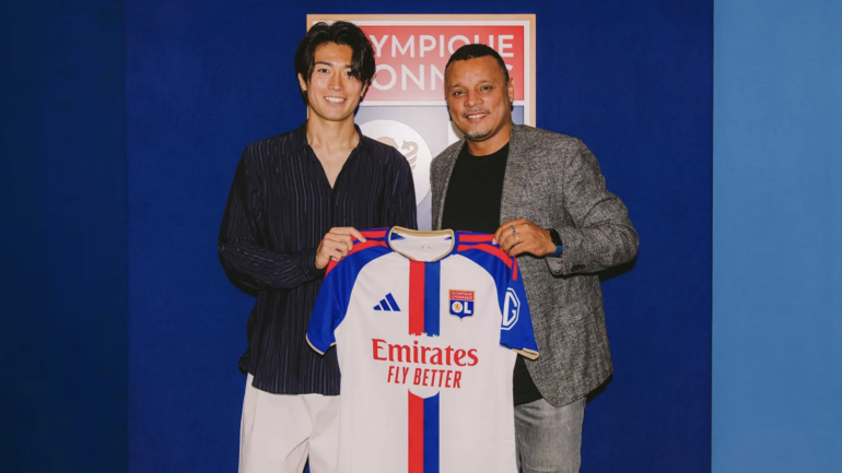 Keito Nakamura avec Matthieu Louis-Jean, directeur sportif de l'OL