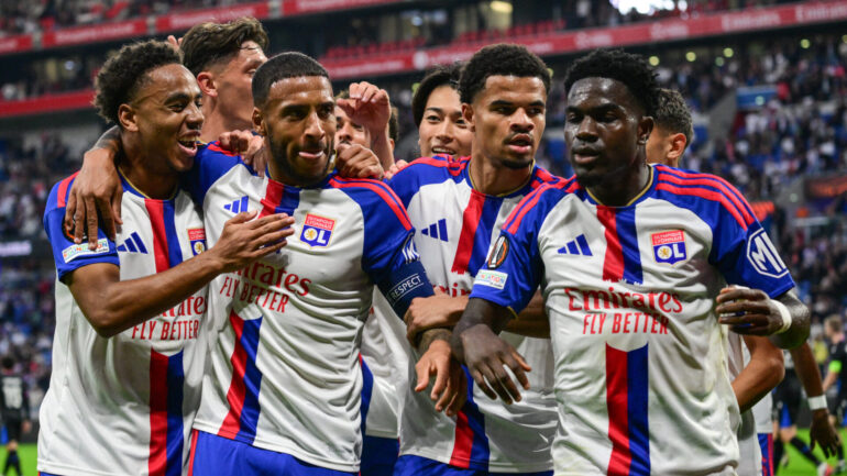 La joie des joueurs de l'OL sur le but de Corentin Tolisso contre Crystal Palace