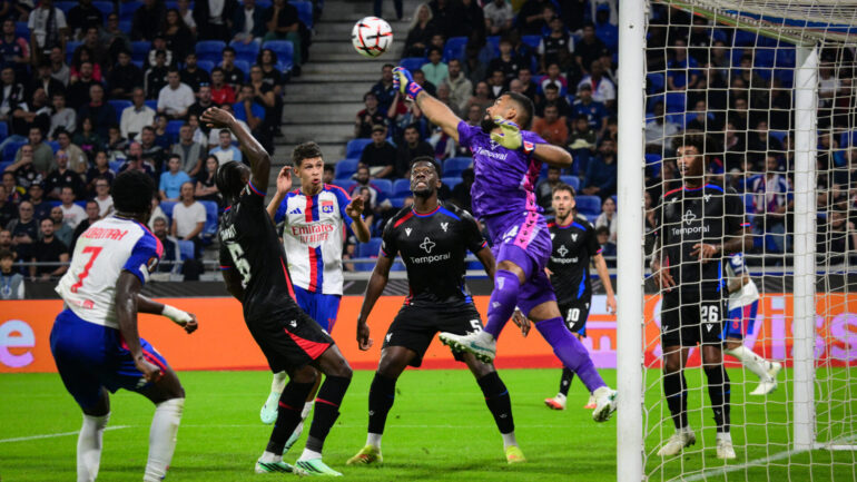Khalis Merah observant Walter Benitez lors d'OL - Crystal Palace