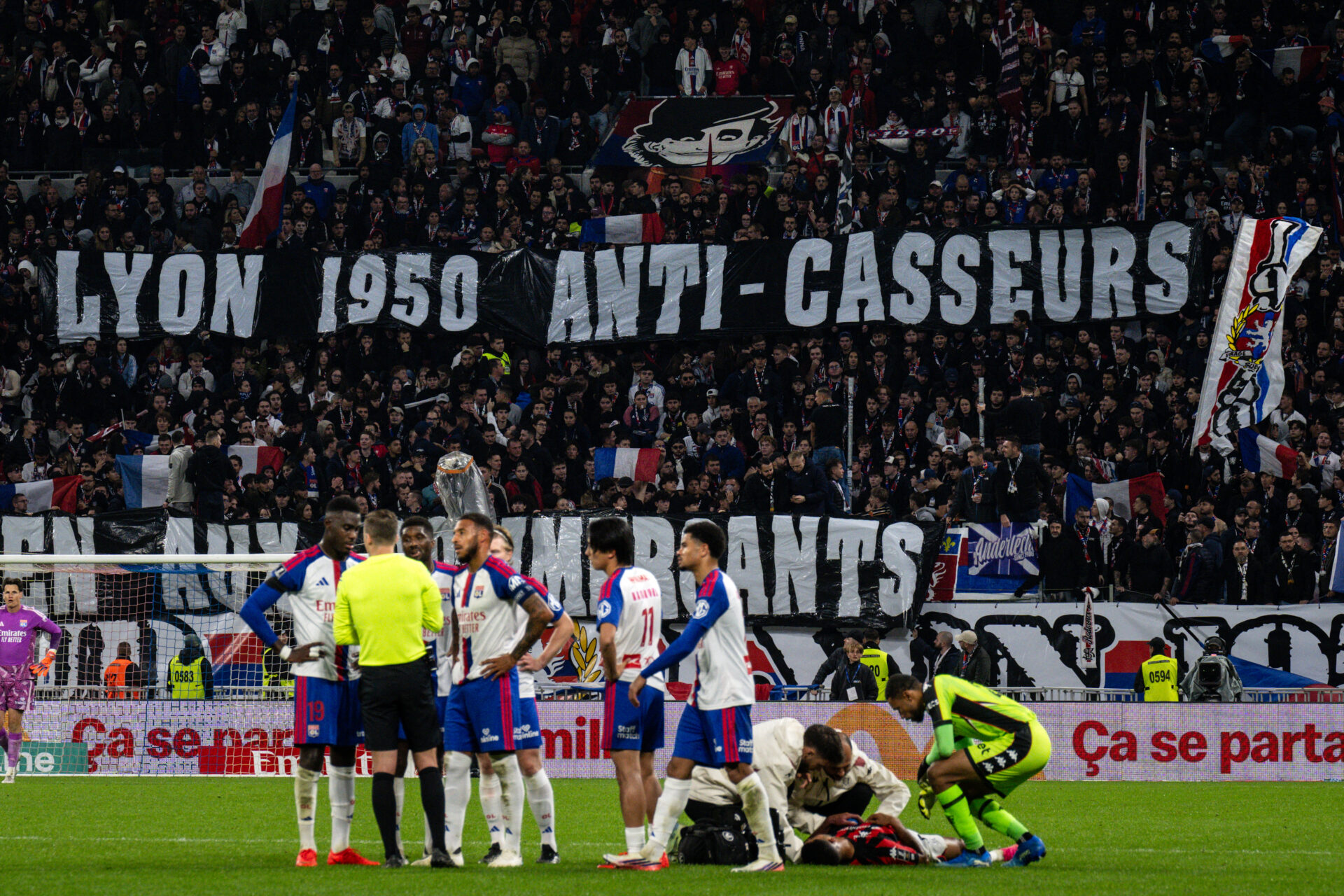 Commentaires sur Après les heurts et dégradations à Lyon, les virages du Parc OL réagissent par Turgot